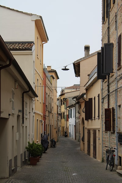 白天，人们在建筑物之间的街道上行走